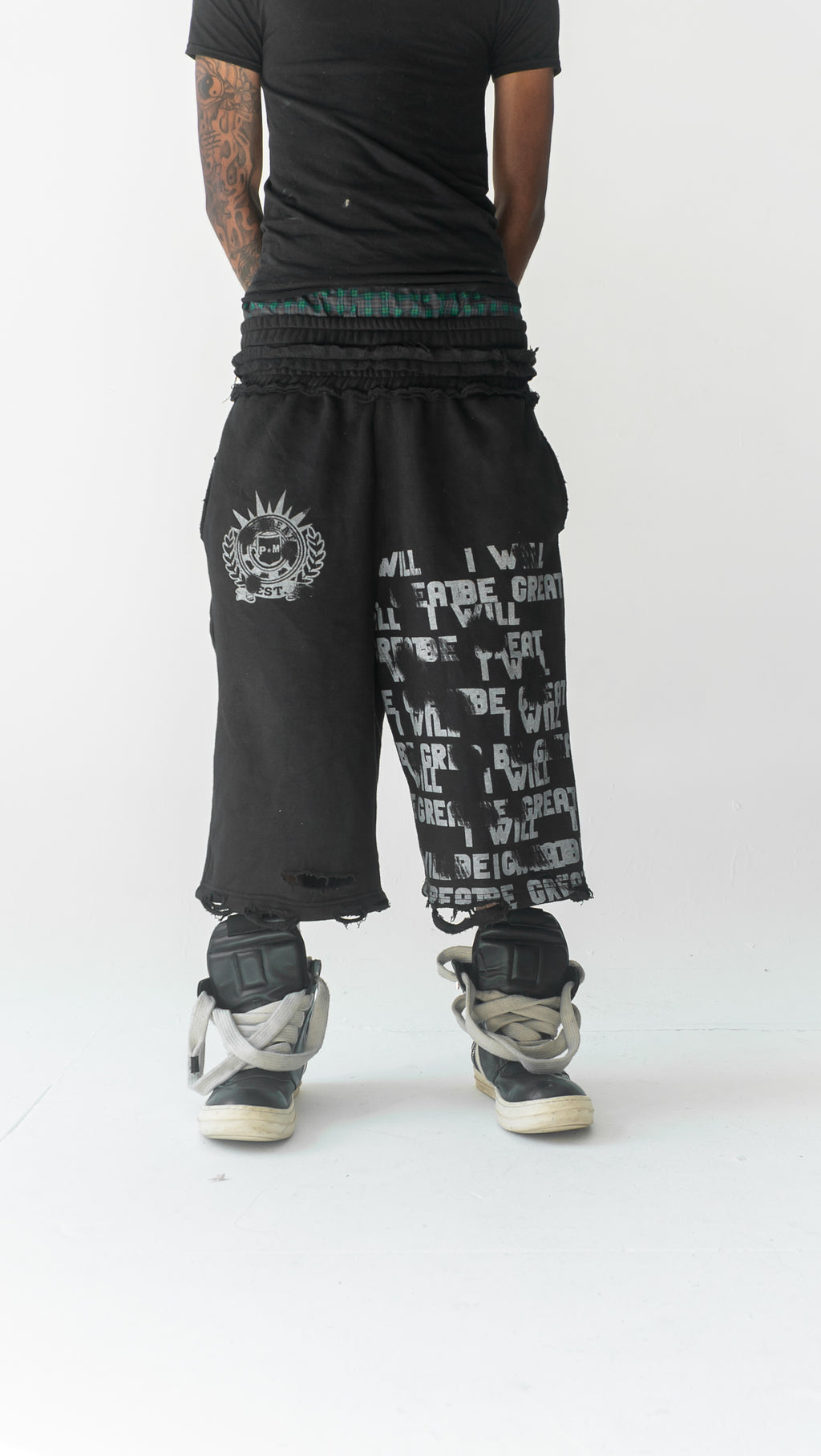 3/4 BLACK "BE GREAT" SHORTS