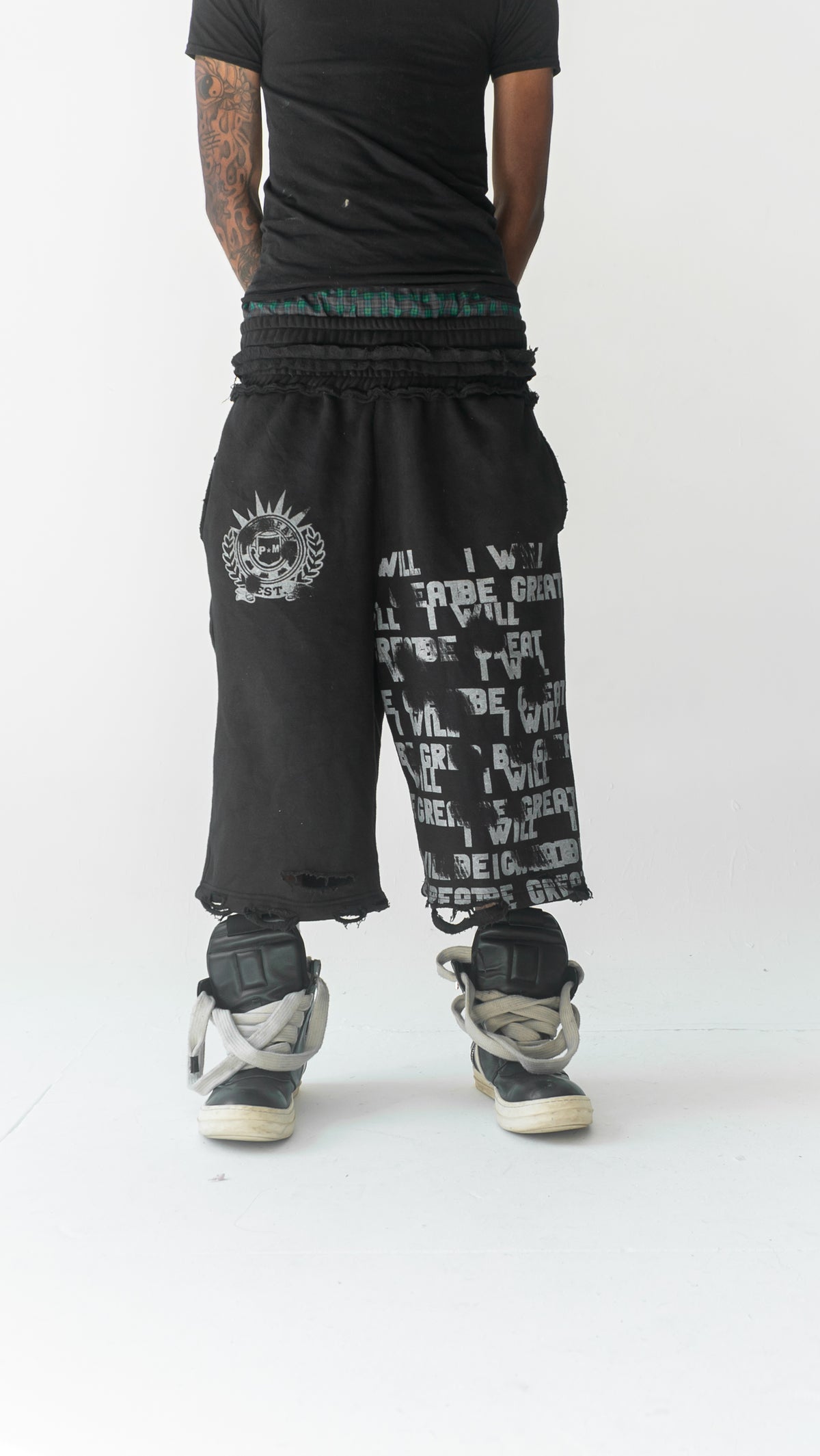 3/4 BLACK "BE GREAT" SHORTS