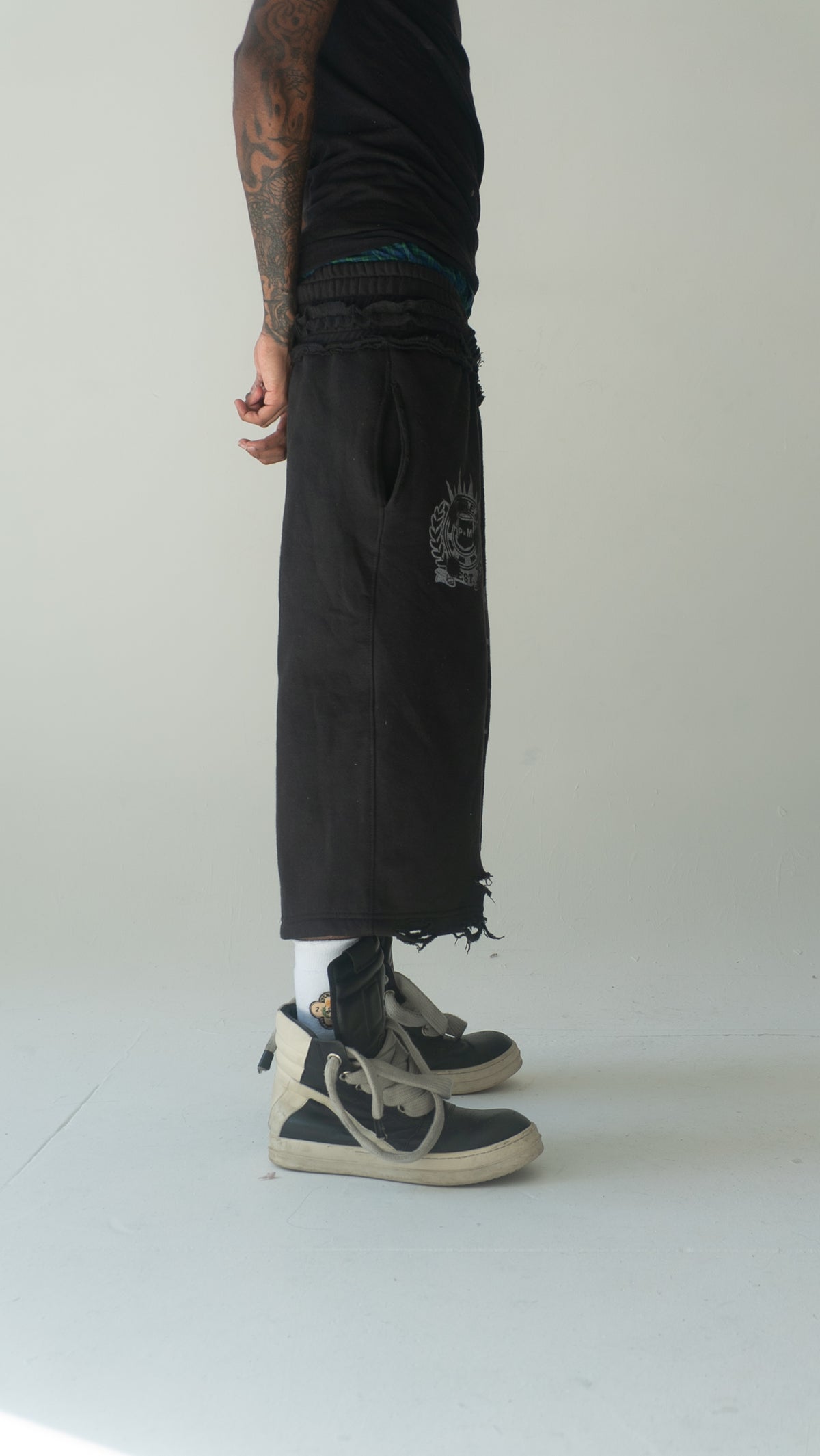 3/4 BLACK "BE GREAT" SHORTS