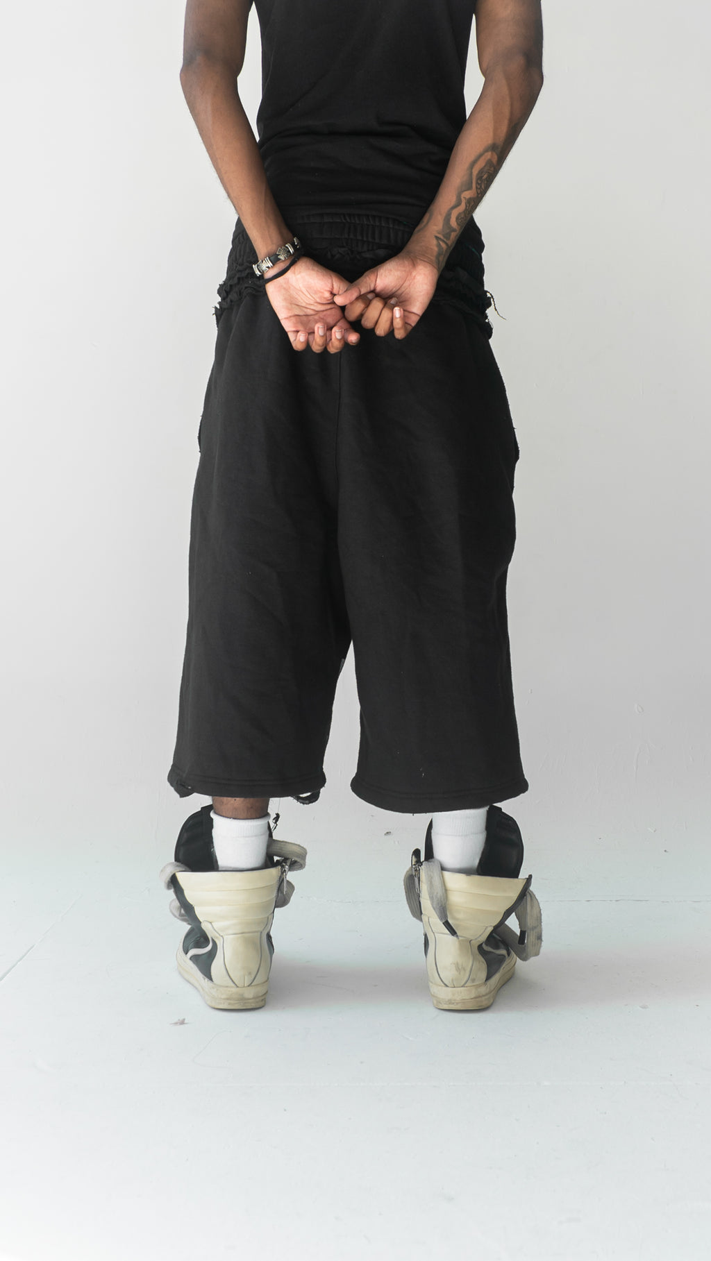 3/4 BLACK "BE GREAT" SHORTS