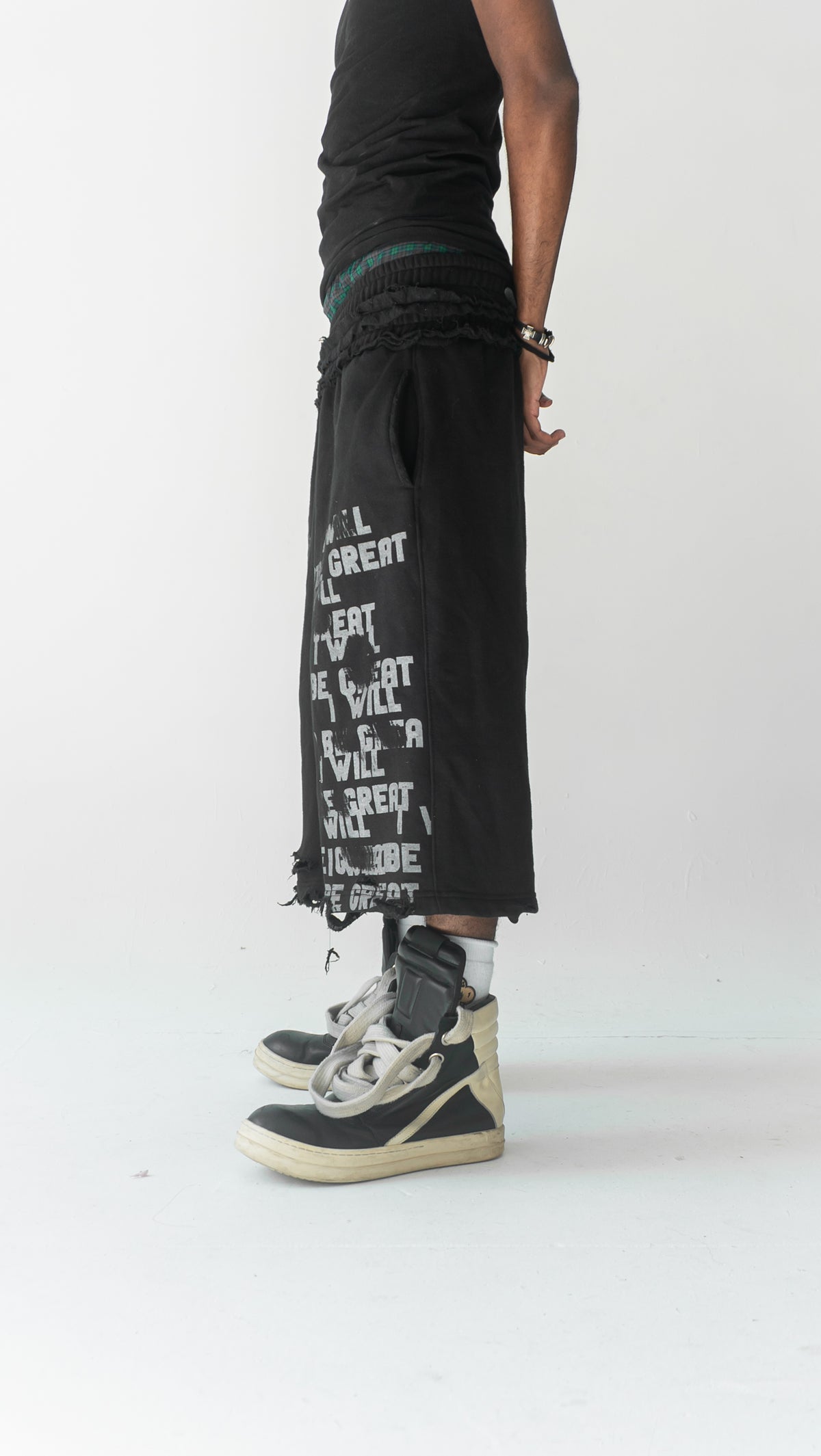 3/4 BLACK "BE GREAT" SHORTS