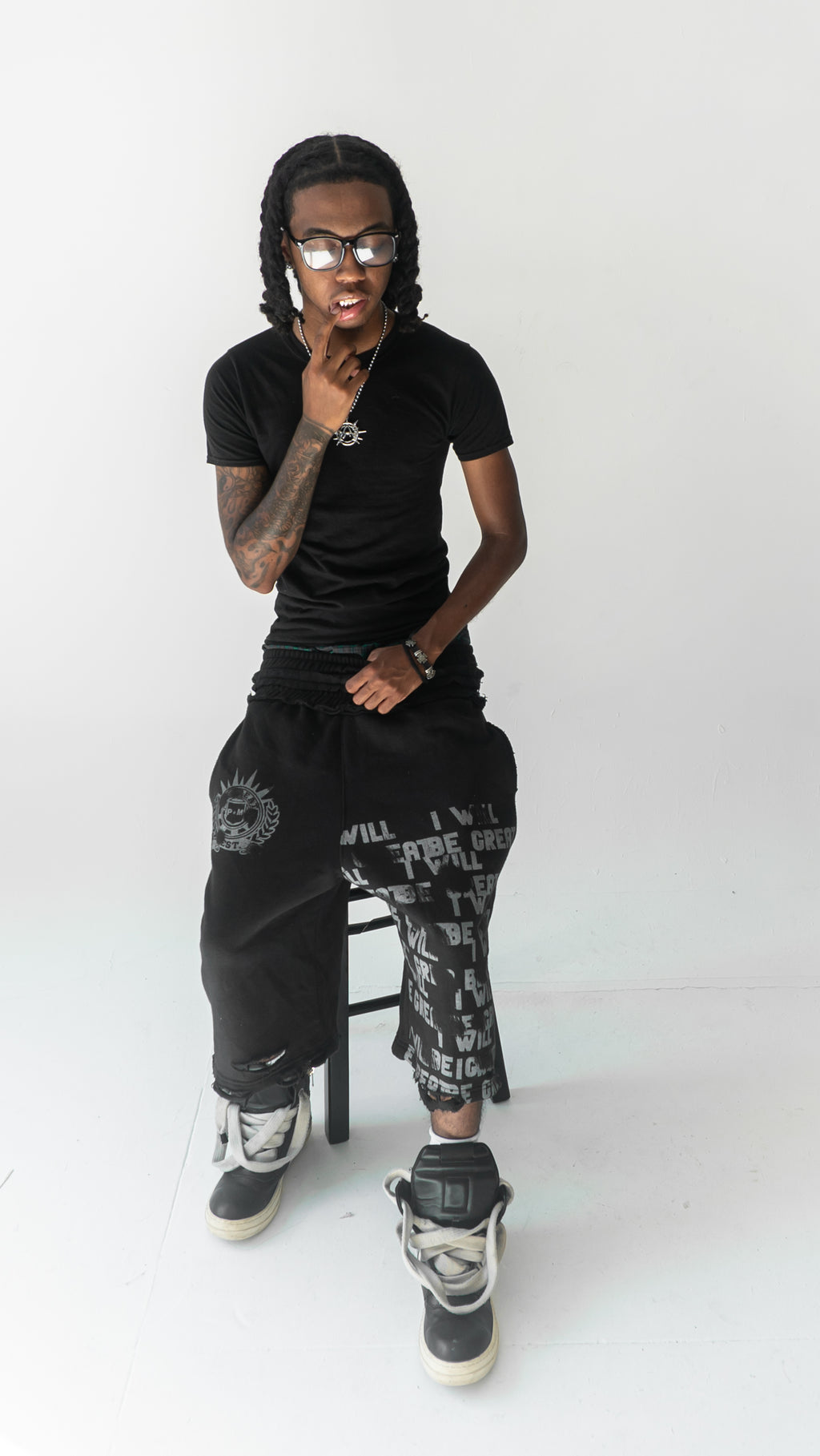3/4 BLACK "BE GREAT" SHORTS