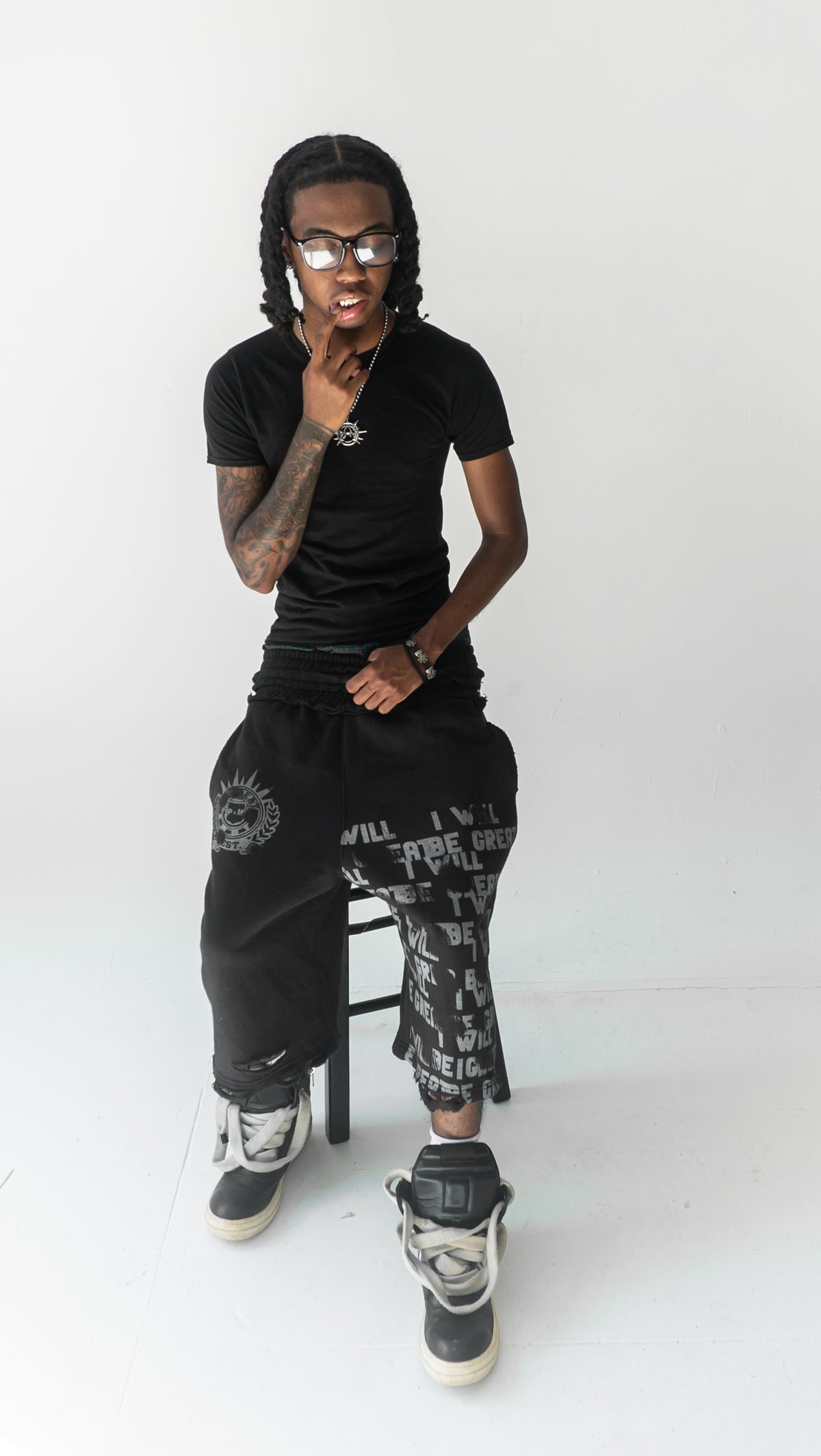 3/4 BLACK "BE GREAT" SHORTS